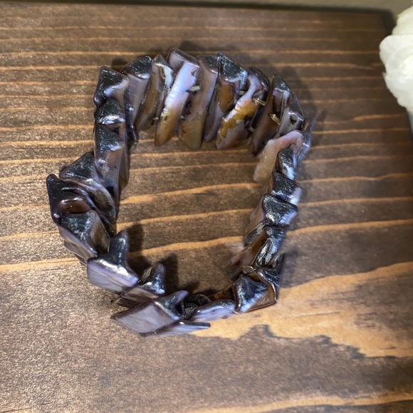 ⚠️ Clearance - Artisan Black purple Iridescent dyed shell stretch bracelet - Picture 5 of 5